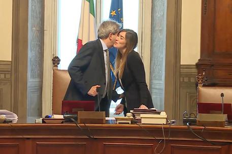 Un frame del video di Palazzo Chigi mostra il presidente del Consiglio Paolo Gentiloni (s) mentre  bacia la sottosegretaria alla Presidenza del Consiglio durante il Consiglio dei ministri © ANSA
