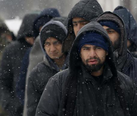 Migranti al gelo: piano Serbia per trasferirli in ex caserme © AP