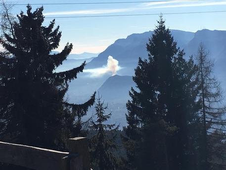 Incendi: nuvola di fumo a sud di Bolzano © ANSA
