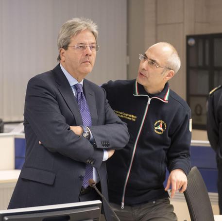 Il presidente del Consiglio Paolo Gentiloni con il capo della Protezione Civile Fabrizio Curcio © ANSA