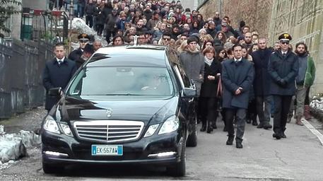 Folla ai funerali dei coniugi Di Carlo a Loreto Aprutino © ANSA