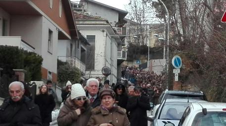 Folla funerali coniugi Di Carlo a Loreto Aprutina © ANSA