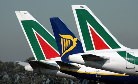 Aerei Alitalia e Ryanair all'aeroporto di Fiumicino, in un'immagine d'archivio © ANSA