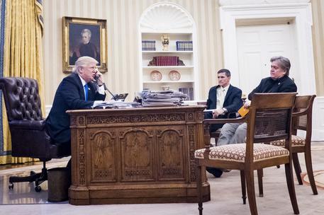 Michael Flynn al centro nella foto col presidente Usa Trump, a sinistra. A destra il consigliere Steve Bannon © ANSA 