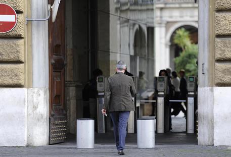 Dipendente ministeriale varca i tornelli d'ingresso a Roma in una foto d'archivi © ANSA 