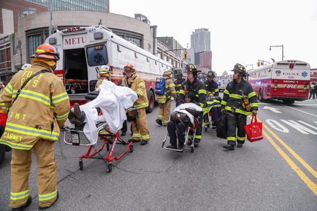 Treno deraglia a Brooklyn, 30 feriti © EPA