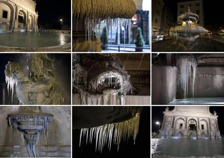 Le fontane di Roma ghiacciate © ANSA