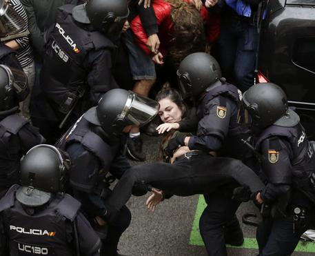 Scontri a Barcellona durante il referendum © EPA