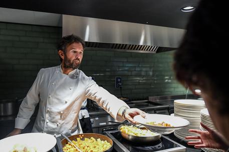 Lo chef Carlo Cracco all'iniziativa: Menu per Amatrice © ANSA