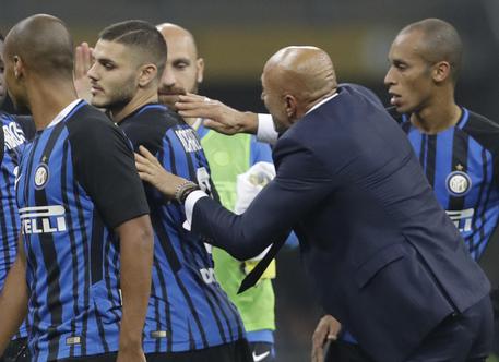 Luciano Spalletti festeggia la vittoria col capitano nerazzurro Mauro Icardi © AP