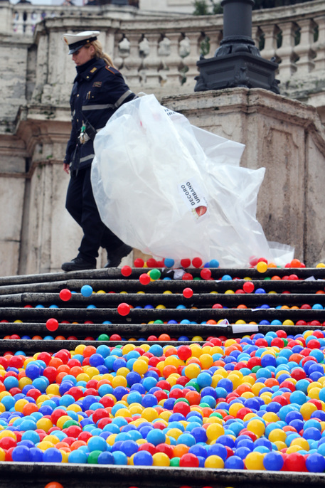 Le palline di plastica a Trinità dei Monti © ANSA