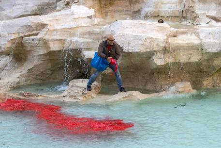 Graziano Cecchini getta colore rosso nella fontana di Trevi. ANSA/ MASSIMO PERCOSSI © ANSA