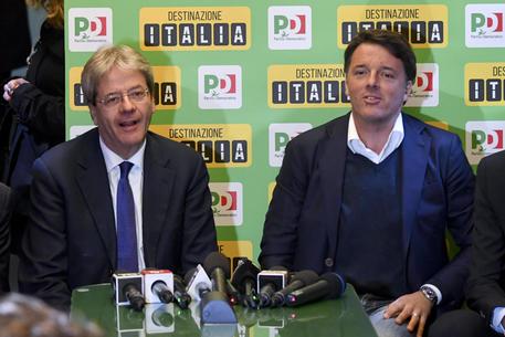 Paolo Gentiloni e Matteo Renzi sul treno del Pd/foto Ciro Fusco © ANSA