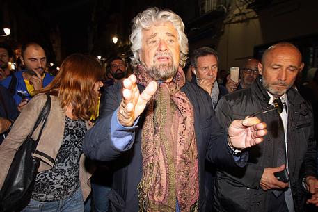 Beppe Grillo durante la sua passeggiata nel centro storico di Palermo © ANSA