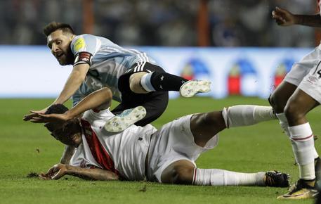 Un intervento deciso di Wilder Cartagena su Lionel Messi © AP