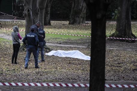 Inquirenti sul luogo dove un transessuale e' stato trovato morto in un parco nel quartiere romano dell'Eur © ANSA