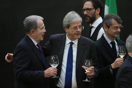 Il presidente del Consiglio Paolo Gentiloni con Romano Prodi alla presentazione di 'Fico' di Oscar Farinetti © ANSA