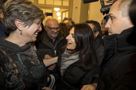 Giuliana Di Pillo e la Sindaca di Roma Virginia Raggi festeggiano la vittoria per la presidenza del X Municipio di Ostia all'interno del comitato del M5stelle © ANSA