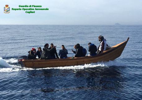 Un'imbarcazione con migranti a bordo. Foto della Guardia Costiera © ANSA