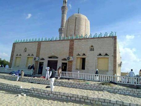 At least 25 killed, 80 injured in bomb attack on Egyptian mosque © EPA