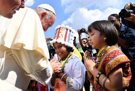 Papa in Myanmar, accolto a Yangon  dalle autorità © EPA