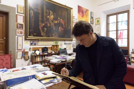 Il segretario del Pd Matteo Renzi nella sede del consiglio regionale della Toscana © ANSA