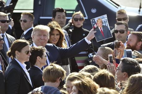 Donald e Melania Trump all'arrivo alla base aerea di Yokota, nei pressi di Tokyo © AP