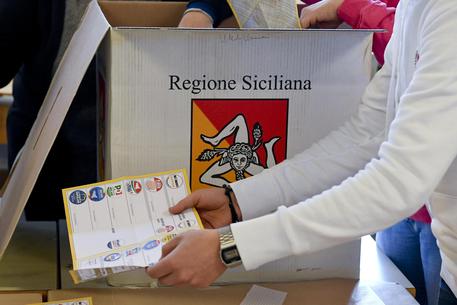 Le operazioni di scrutinio in Sicilia © ANSA