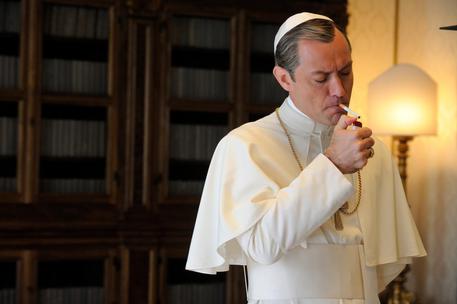 Un'immagine di 'The Young Pope' con il giovane papa Jude Law che fuma una sigaretta © ANSA