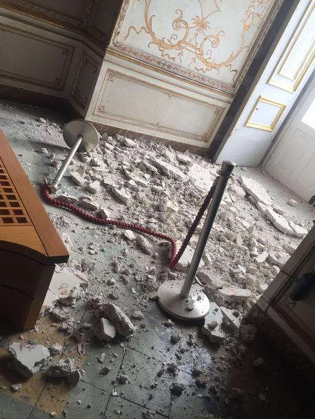 Reggia Caserta, i pezzi di intonaco caduti a terra nella Stanza delle dame © ANSA