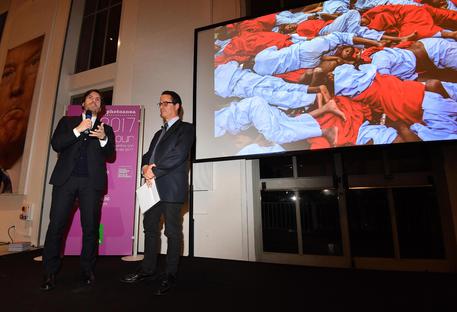Il portavoce Unicef italia, Andrea Iacomini (s), e il direttore dell'Ansa, Luigi Contu, durante la  presentazione del libro Photoansa 2017 a Milano © ANSA