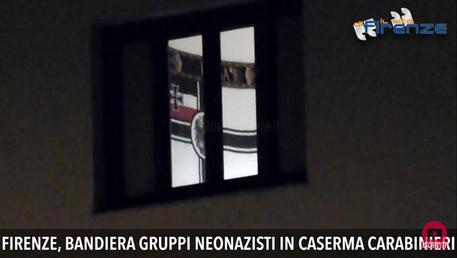 ++ Bandiera neonazista in caserma Carabinieri Toscana ++ © ANSA