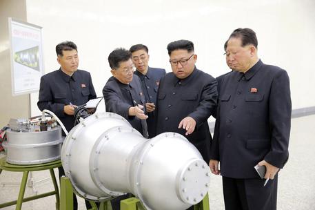 Foto d'archivio di Kim Jong Un vicino a un missile © AP
