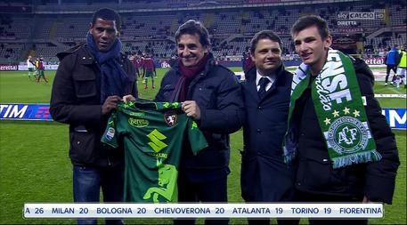 Calcio: Torino ricorda Chapecoense,in campo con maglia verde © ANSA