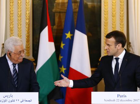 Abu Mazen a colloquio con Macron all'Eliseo © AP
