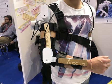 L'esoscheletro di Youbotics esposto alla Maker Faire, la fiera dell'innovazione tecnologica in corso a Roma, 3 dicembre 2017 © ANSA