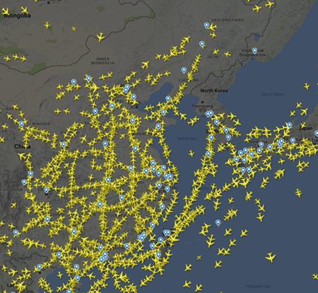 Gli aerei evitano di avvicinarsi all?area di mare prossima alla Corea del Nord in una immagine tratta dal sito flightradar24, 4 dicembre 2017. © ANSA