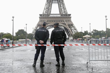 Polizia francese davanti alla Tour Eiffel © ANSA
