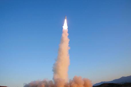 Un missile lanciato dalla Corea del Nord nel Mar del Giappone © AP