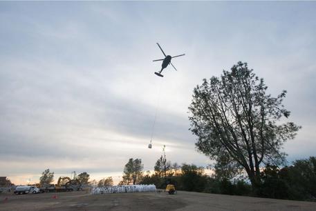 Pietre dagli elicotteri per riparare la crepa © EPA