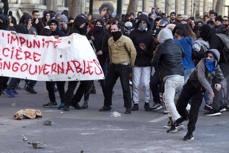 ++ Tho, scontri a Parigi, 2 agenti feriti e 13 arresti ++ © EPA