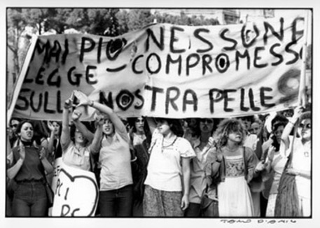 femministe nel '77 in uno scatto di Tano D'Amico, il fotografo militante cui si devono le immagini più note di quegli anni © Ansa