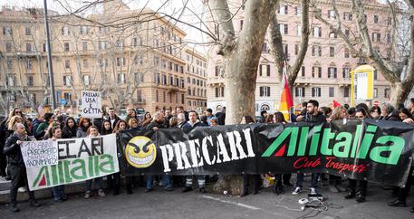 La manifestazione dei lavoratori Alitalia davanti al Ministero delle Infrastrutture durante  l'incontro tra governo e sindacati © ANSA
