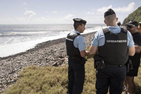 Agenti di polizia sull'isola della Reunion in una foto d'archivio © ANSA 