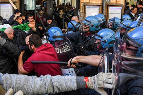 Un momento degli scontri a Roma © ANSA