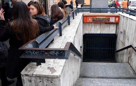 Cancelli chiusi alla metro di piazza Barberini, Roma, in una foto di archivio © ANSA