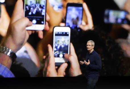 L'annuncio di Tim Cook  dell'iPhone 7 (archivio) © AP