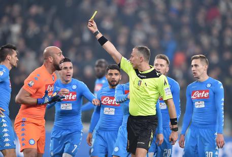 Le proteste dei giocatori del Napoli contro l'arbitro Valeri © ANSA