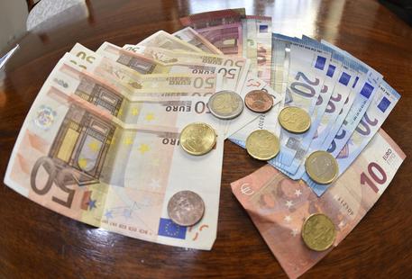 Banconote e monete di vario taglio (Foto d'archivio) © ANSA