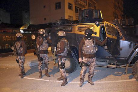 Un momento delle operazioni anti-terrorismo in Turchia © AP